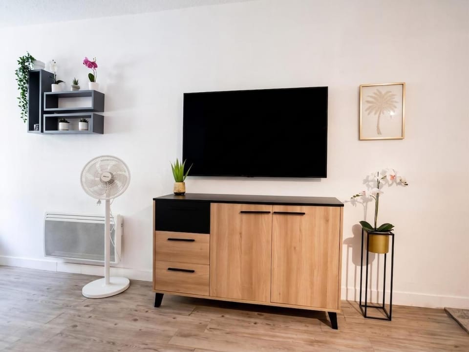 T2 Ponant Parking Pond 1 min away Beach 13 min walk away Apartment in La Grande-Motte