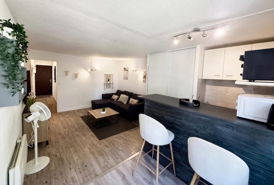 T2 Ponant Parking Pond 1 min away Beach 13 min walk away Apartment in La Grande-Motte