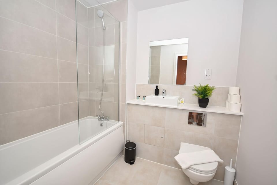 Modern & Bright 2 Bed Apartment nr Old Trafford Apartment in Stretford