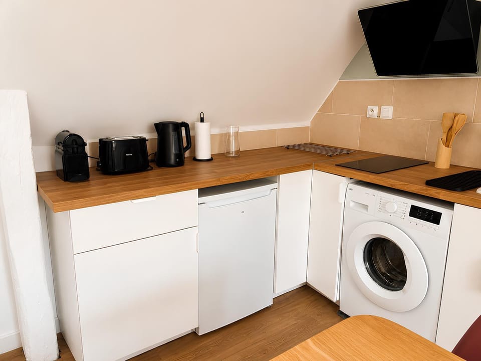 Coffee/tea facilities, stove, toaster, washing machine, kitchen