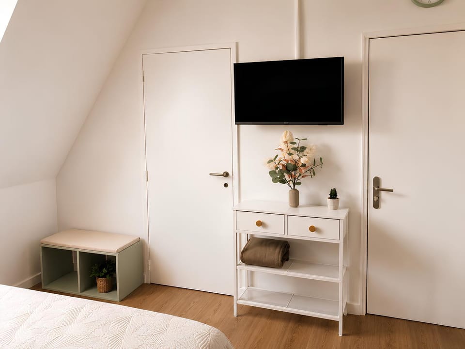 TV and multimedia, Living room, Decorative detail, internet