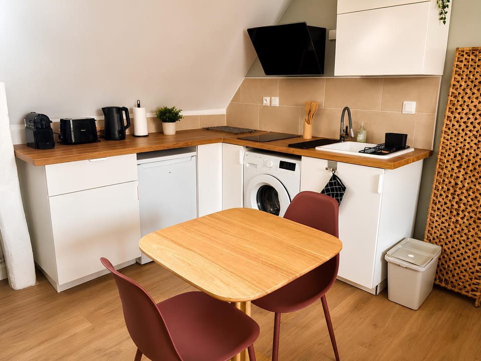 Coffee/tea facilities, Dining area, toaster, washing machine, kitchen
