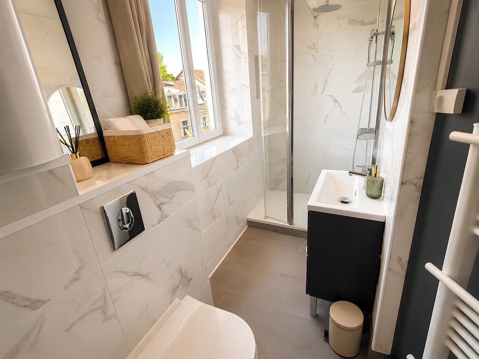 Shower, Toilet, Bathroom, Decorative detail, towels