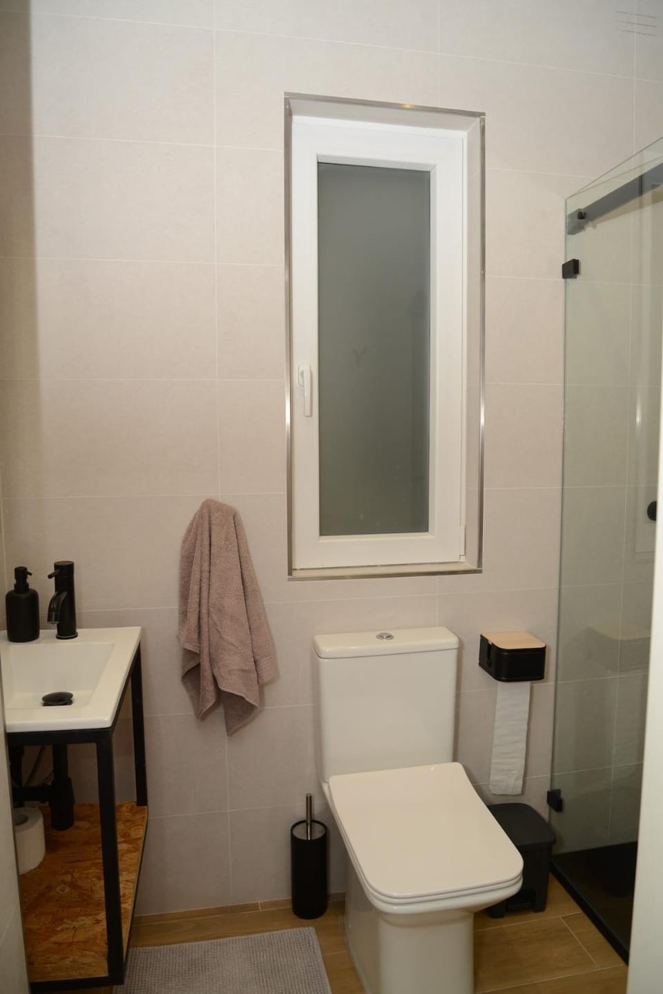Shower, Toilet, Bathroom, towels