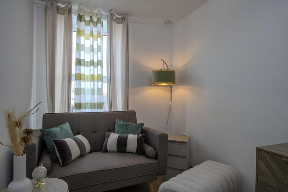 #174 Bright Flat - Chaplin House - Sleep 3 to 6 Apartment in Warrington