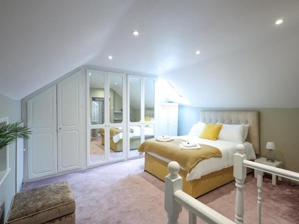 Spacious 4-Bed Home in Burnham Apartment in Taplow