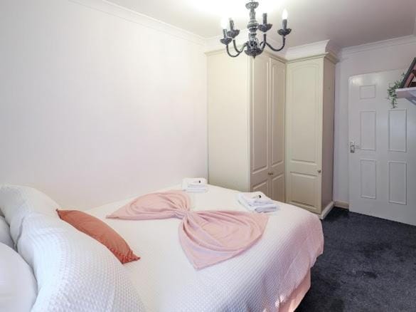 Spacious 4-Bed Home in Burnham Apartment in Taplow