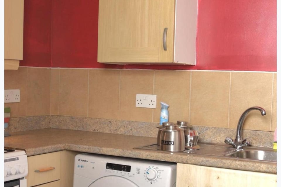 3 Bedroom House Sleeps 9 - Garden - Pets Welcome House in Salford