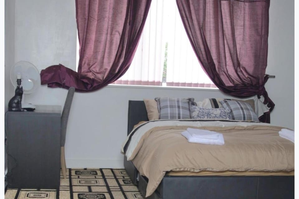 3 Bedroom House Sleeps 9 - Garden - Pets Welcome House in Salford