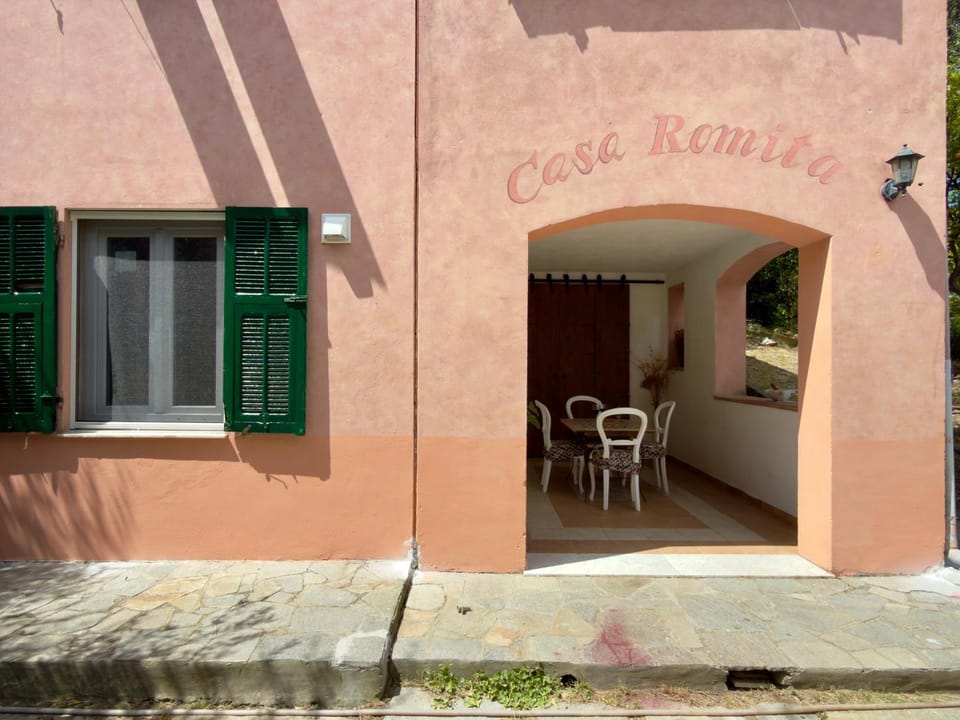 Facade/entrance, Day, Garden