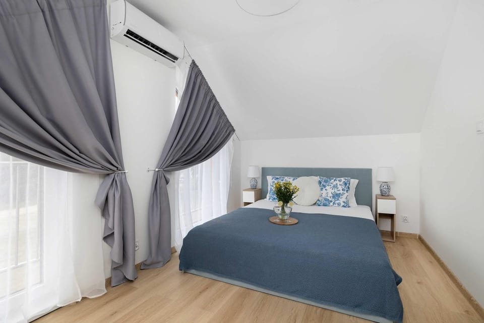 Bed, Photo of the whole room, Bedroom, air conditioner