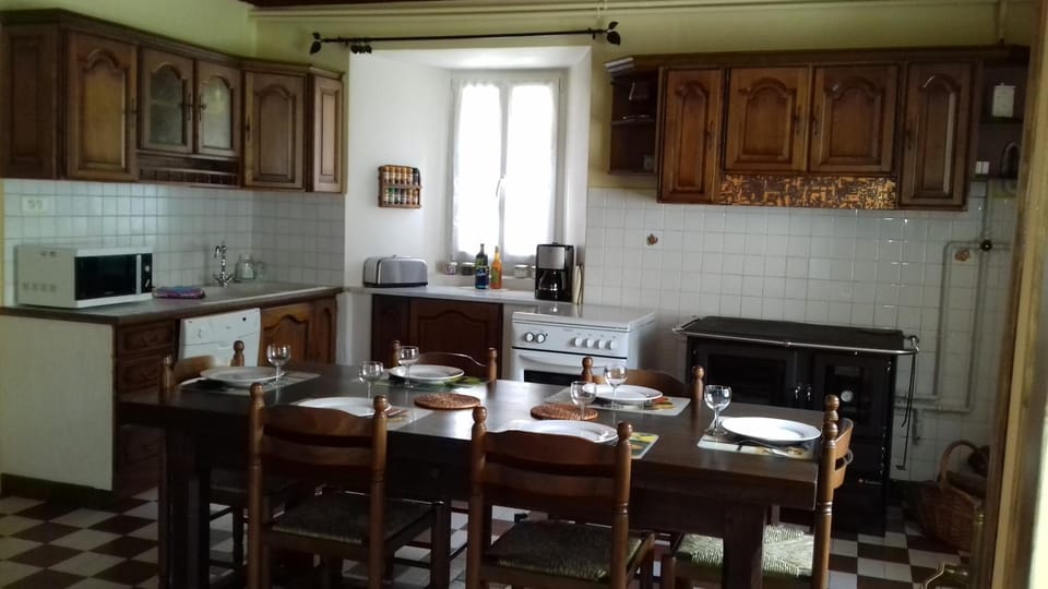 Property building, Kitchen or kitchenette, Living room