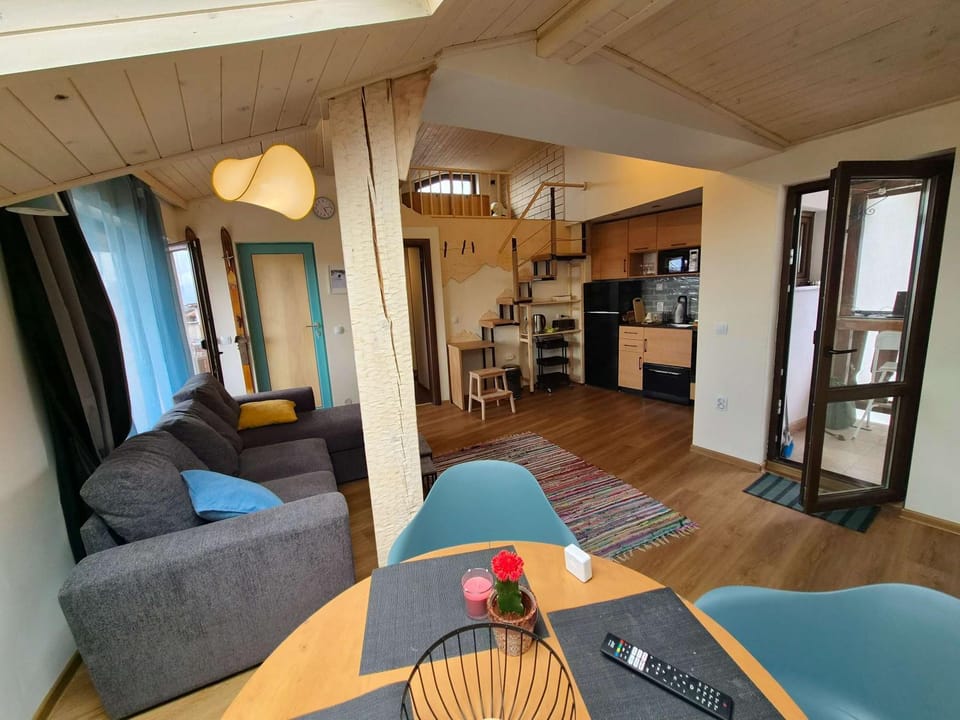 Kitchen or kitchenette, Living room, Seating area, Dining area