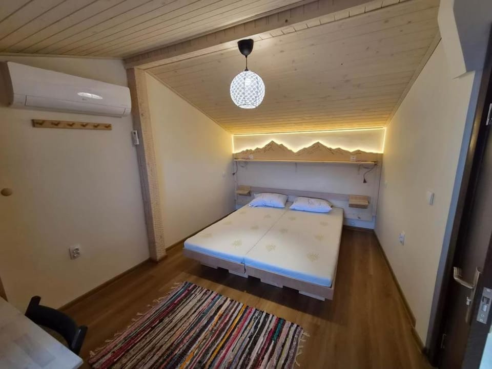 Bed, Bedroom, air conditioner