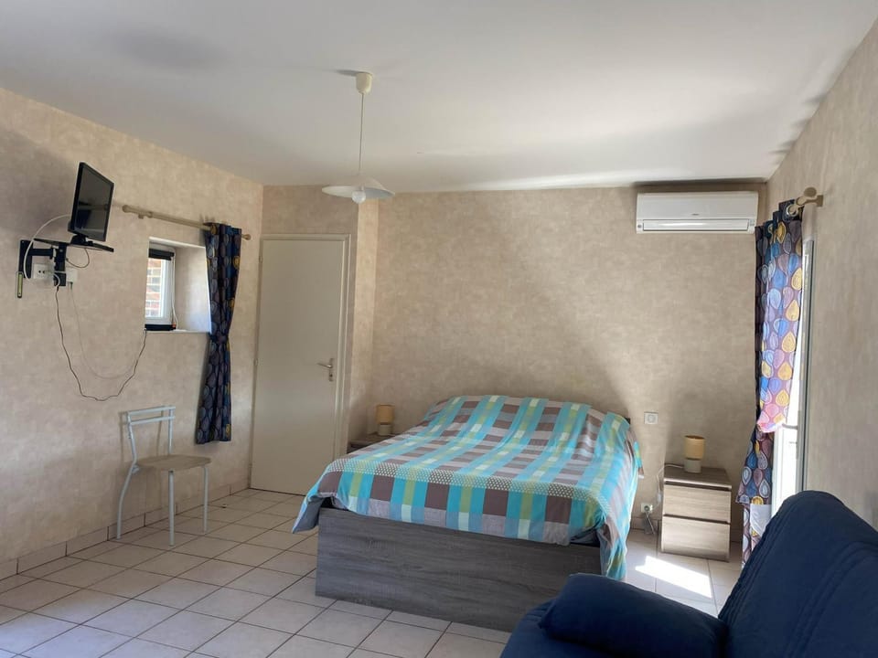 Bed, Bedroom, air conditioner