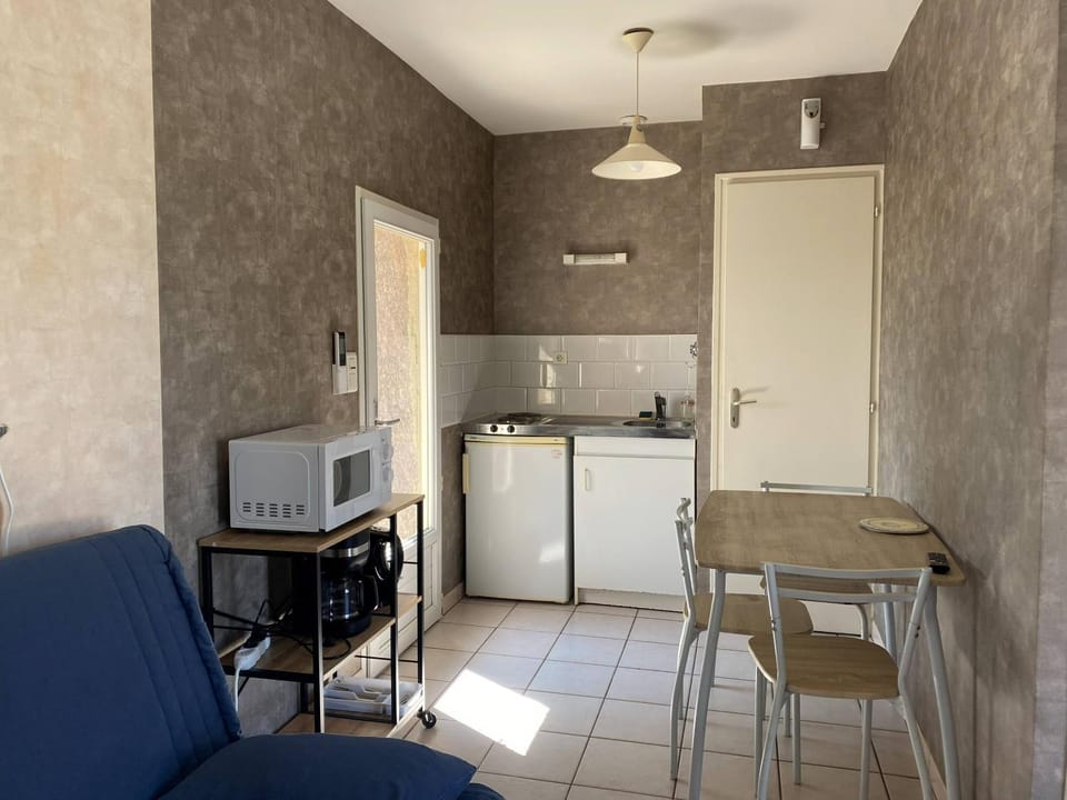 Kitchen or kitchenette, stove