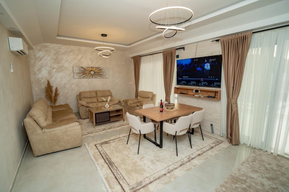 TV and multimedia, Living room, Seating area, Dining area