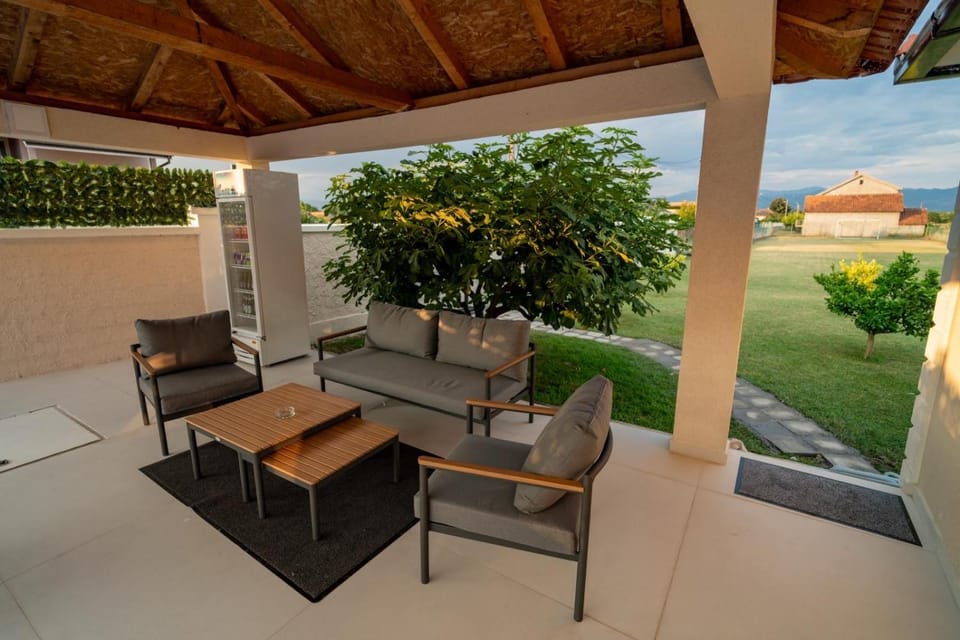 Patio, Day, Garden, View (from property/room), Balcony/Terrace, Living room, Seating area, Dining area, Garden view