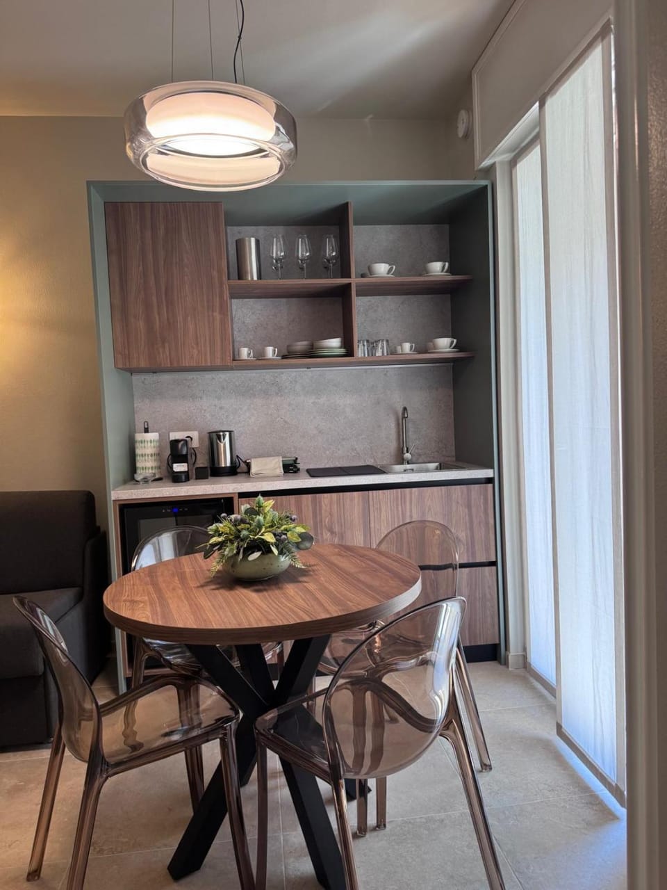 Coffee/tea facilities, Dining area, minibar, pet friendly, toaster, air conditioner