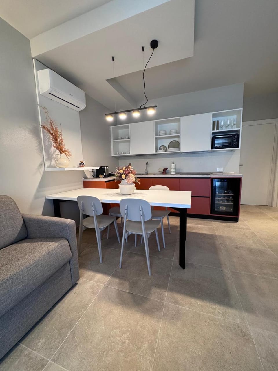 Kitchen or kitchenette, Living room, Seating area, Dining area, minibar, pet friendly, stove, air conditioner