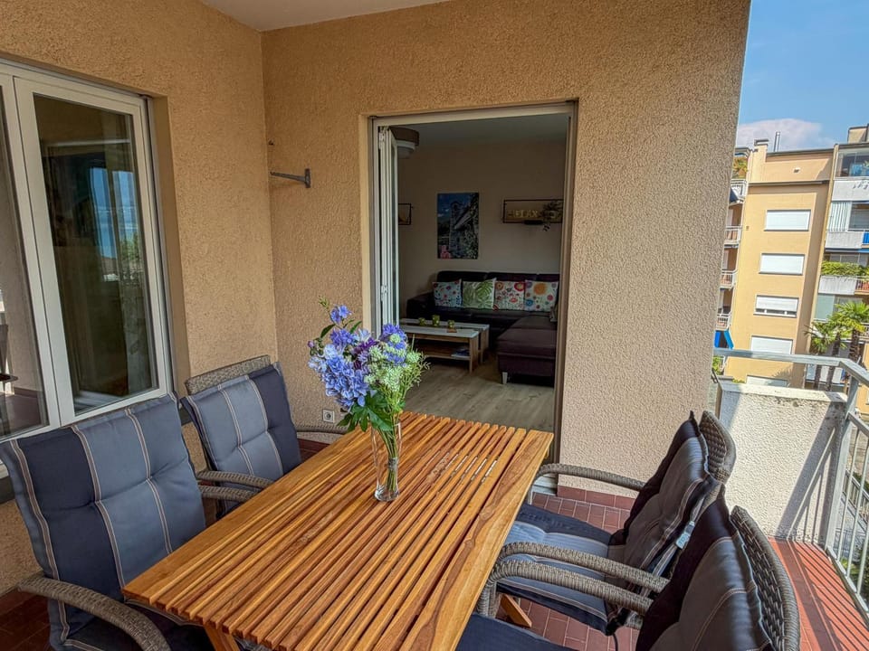 Moderne Ferienwohnung mit Seeblick, Pool & Balkon Apartment in Locarno