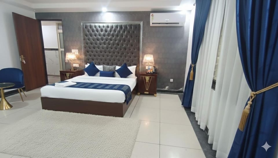 Bed, Photo of the whole room, Bedroom, wardrobe, air conditioner