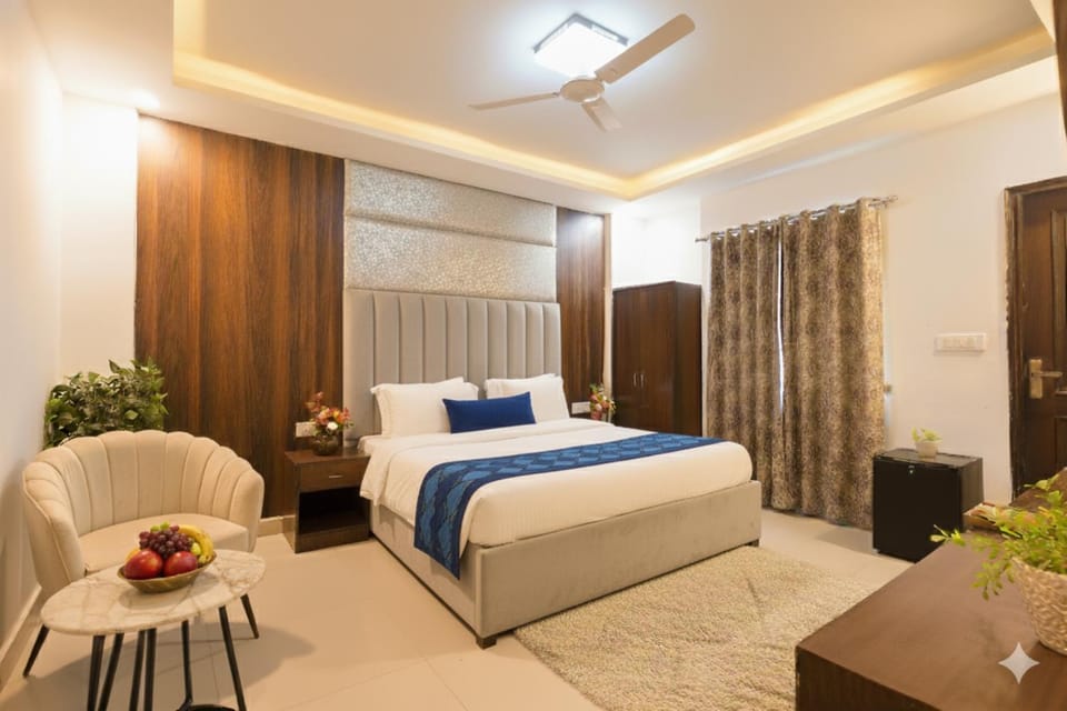 Bed, Living room, Photo of the whole room, Seating area, Bedroom, wardrobe, air conditioner