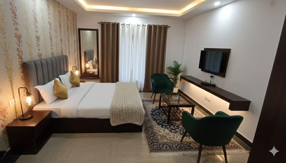 Communal lounge/ TV room, Bed, TV and multimedia, Living room, Photo of the whole room, Seating area, Evening entertainment, Bedroom, hair dresser