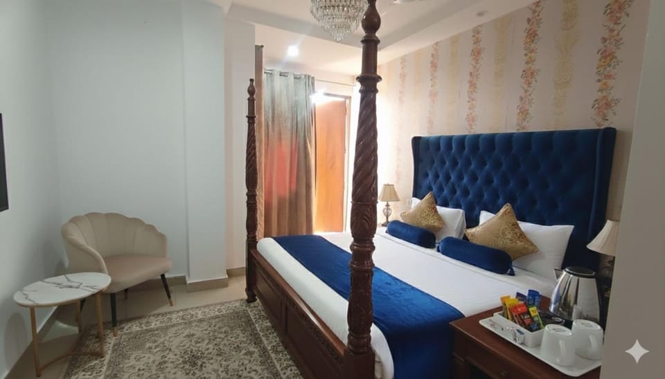 Bed, Living room, Photo of the whole room, Seating area, Bedroom