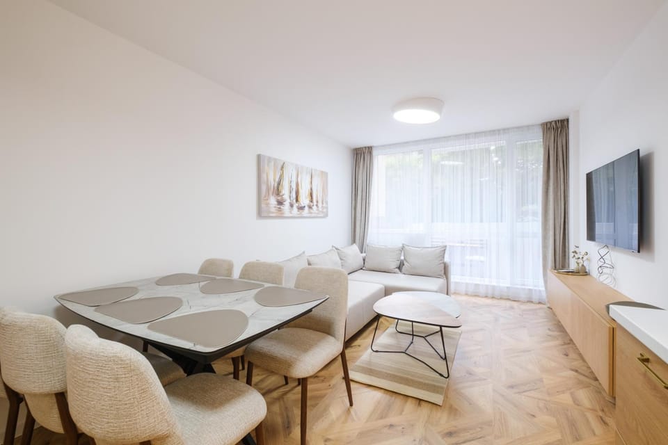 TV and multimedia, Living room, Seating area, Dining area