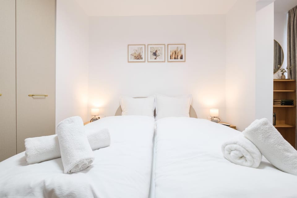 Bed, Photo of the whole room, Bedroom, towels