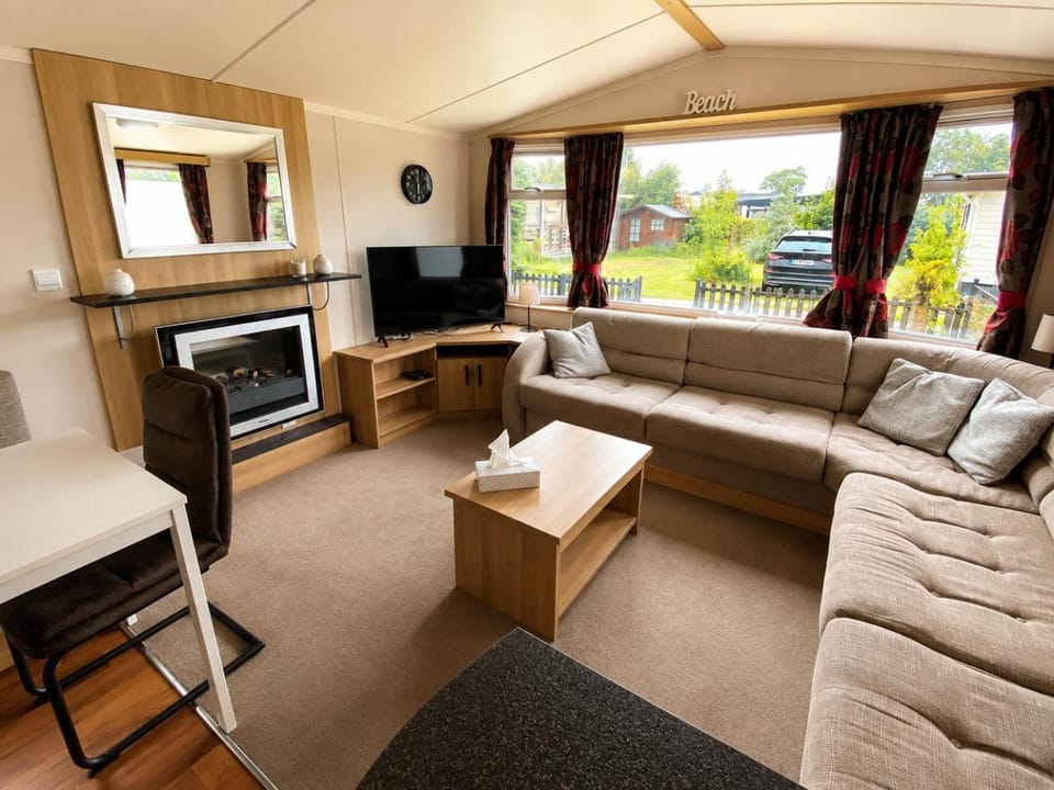 Communal lounge/ TV room, Living room