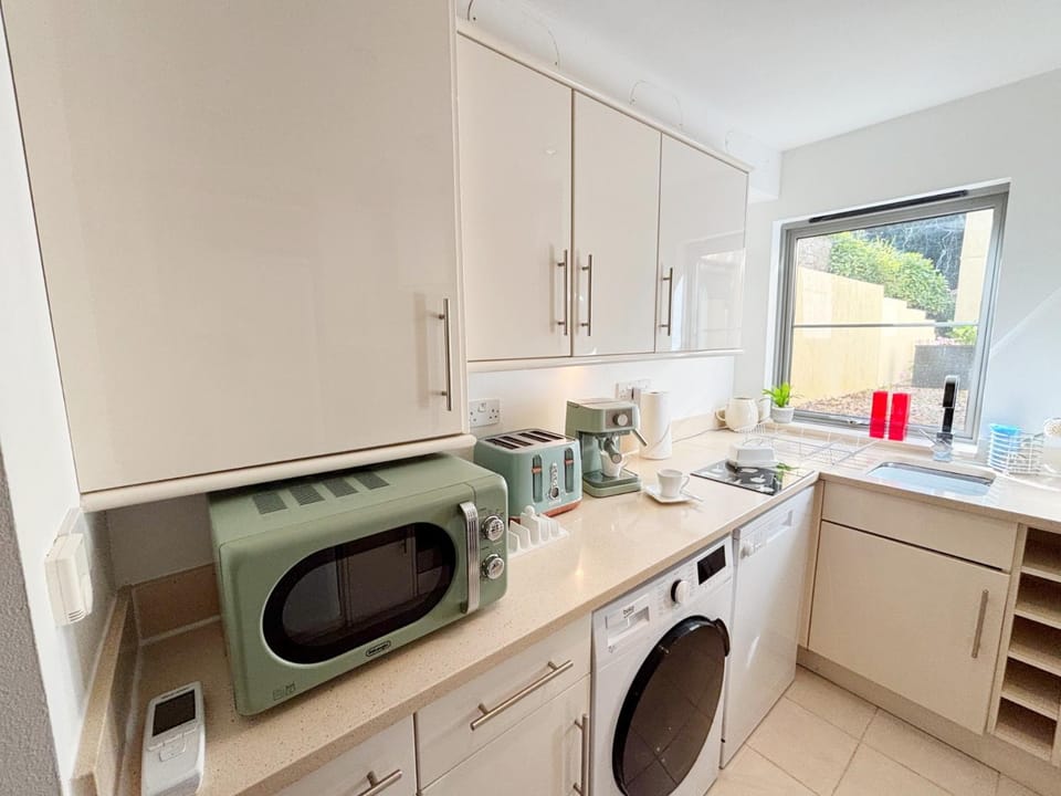Coffee/tea facilities, microwave, washing machine, washing machine, kitchen, kitchen