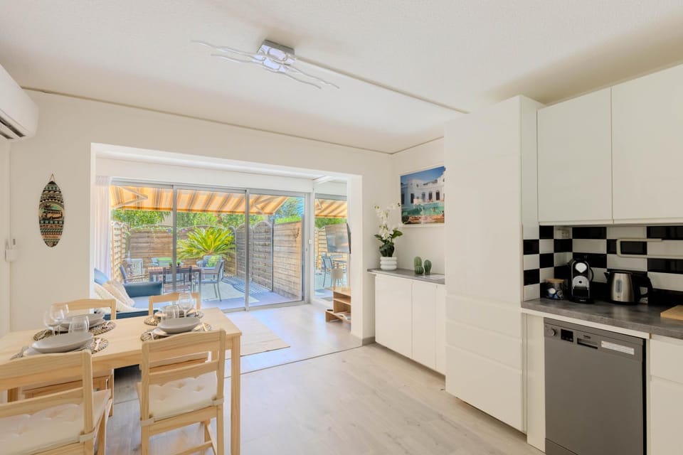 Kitchen or kitchenette, Dining area, dishwasher, oven, pet friendly, stove