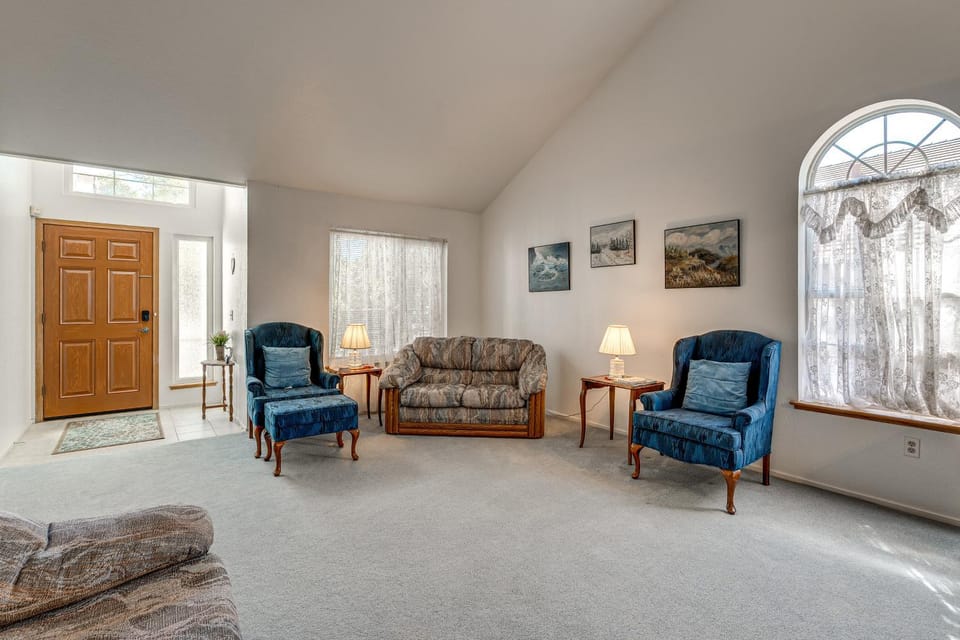Near Travis AFB & Napa Valley! Family Home w/ Yard House in Fairfield