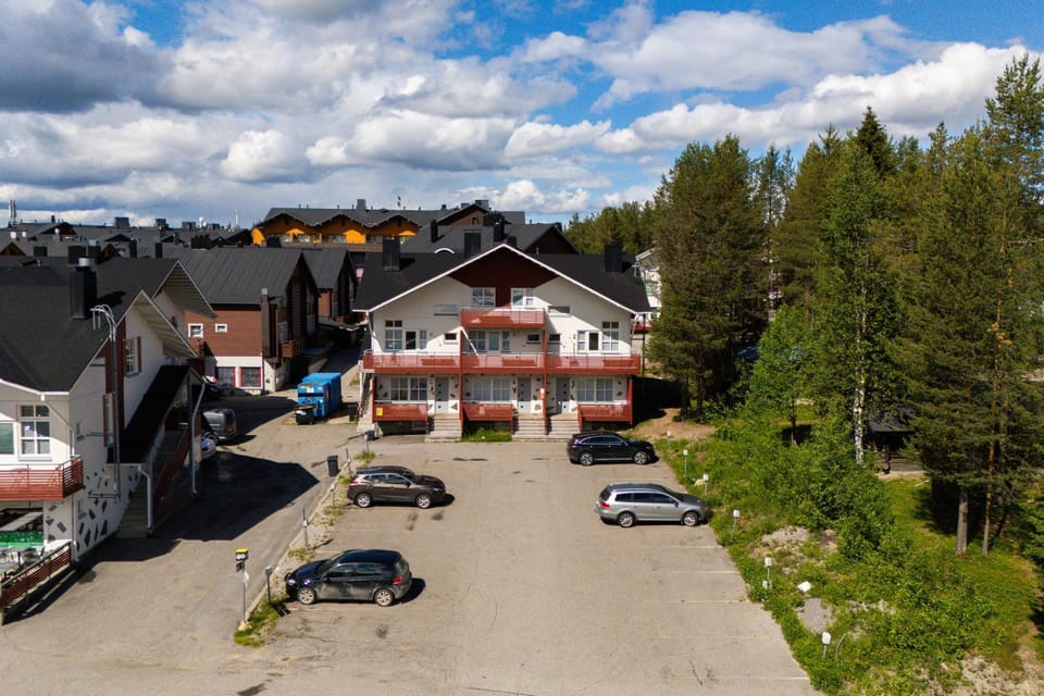Property building, Facade/entrance, Neighbourhood, Natural landscape, Summer, Balcony/Terrace, Mountain view, Location, Parking