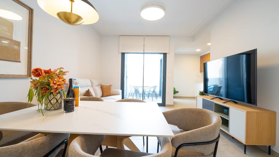TV and multimedia, Kitchen or kitchenette, Living room, Seating area, Dining area
