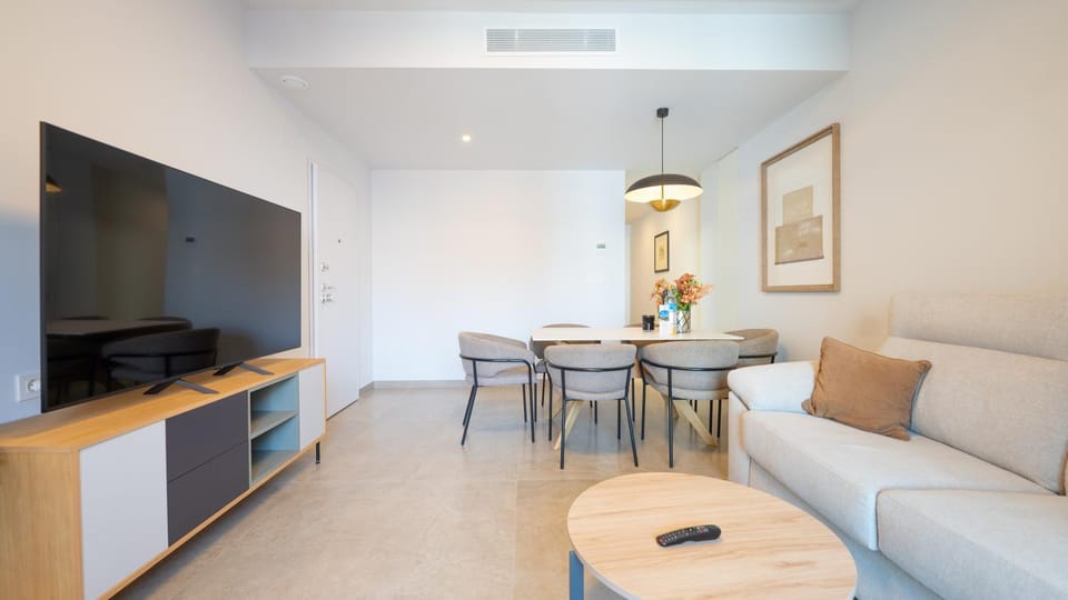 TV and multimedia, Kitchen or kitchenette, Living room, Seating area, Dining area