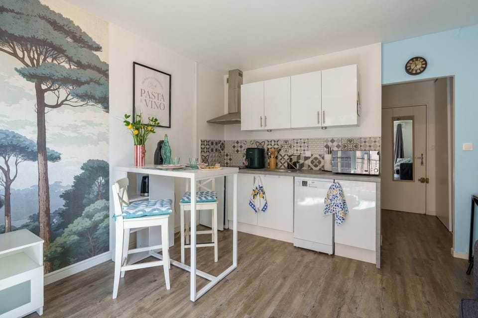 Kitchen or kitchenette