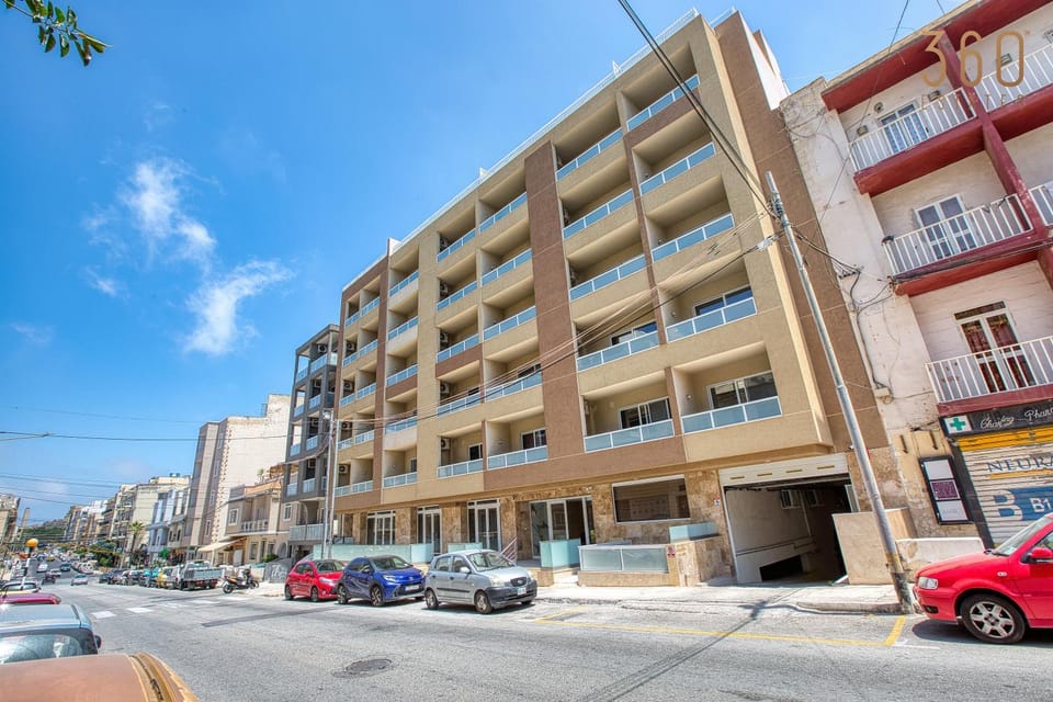 Property building, Day, Neighbourhood, City view, Street view, Location, Parking