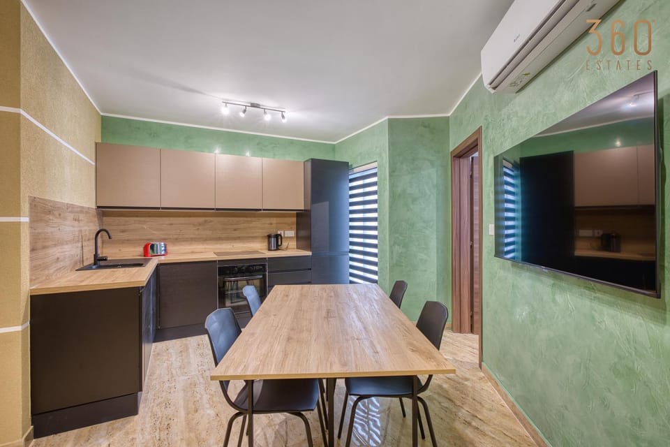 Communal lounge/ TV room, TV and multimedia, Living room, Seating area, Evening entertainment, air conditioner