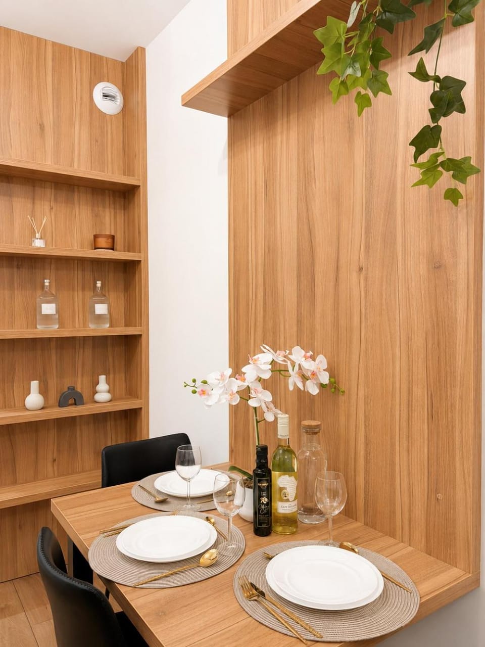 Photo of the whole room, Dining area