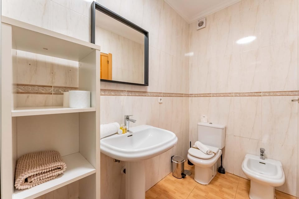 Shower, Toilet, Bathroom, bidet, towels