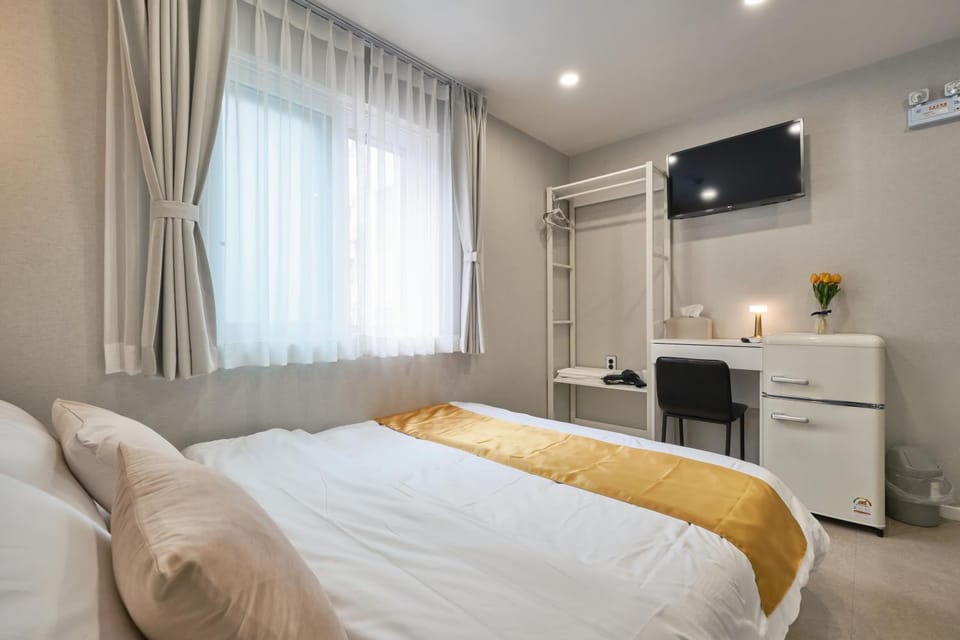 Bed, TV and multimedia, Photo of the whole room, Bedroom, air conditioner