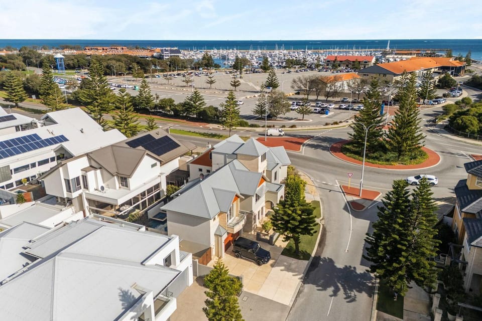 Property building, Day, Natural landscape, Bird's eye view, Sea view, Street view, Location