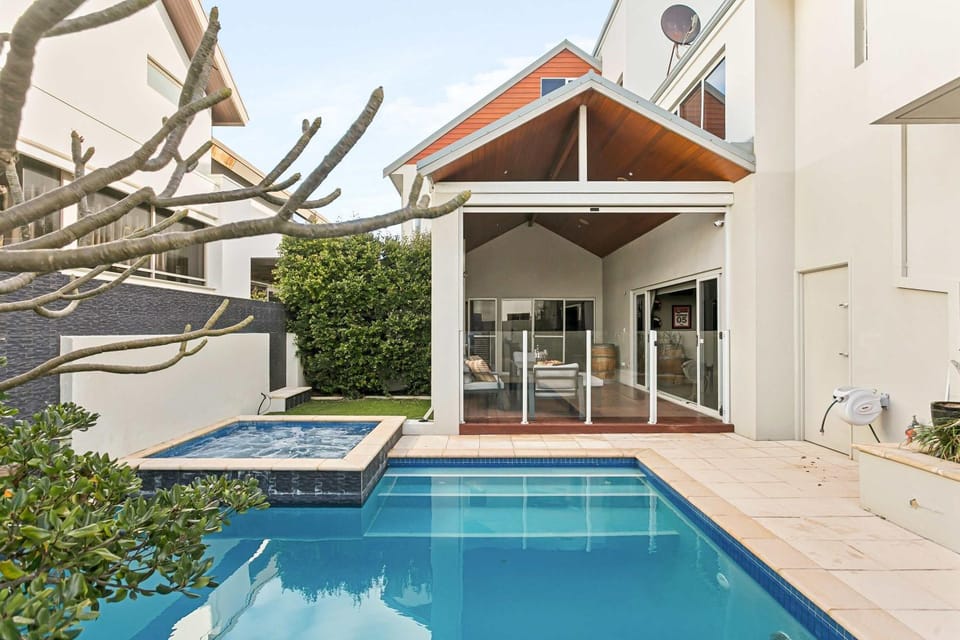 Property building, Patio, Hot Tub, Pool view, Swimming pool, Swimming pool