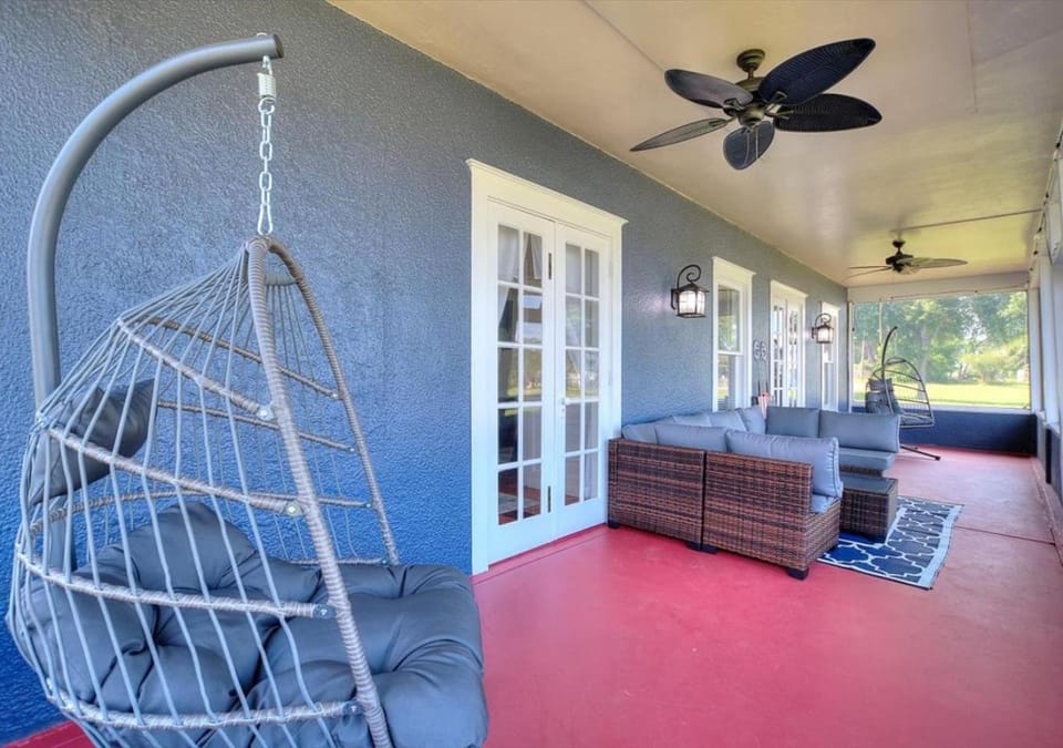Spacious Lakefront 5BR home, Near Disney, Legoland House in Lake Hamilton