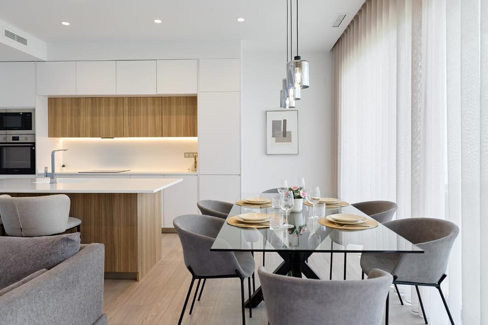 Kitchen or kitchenette, Dining area