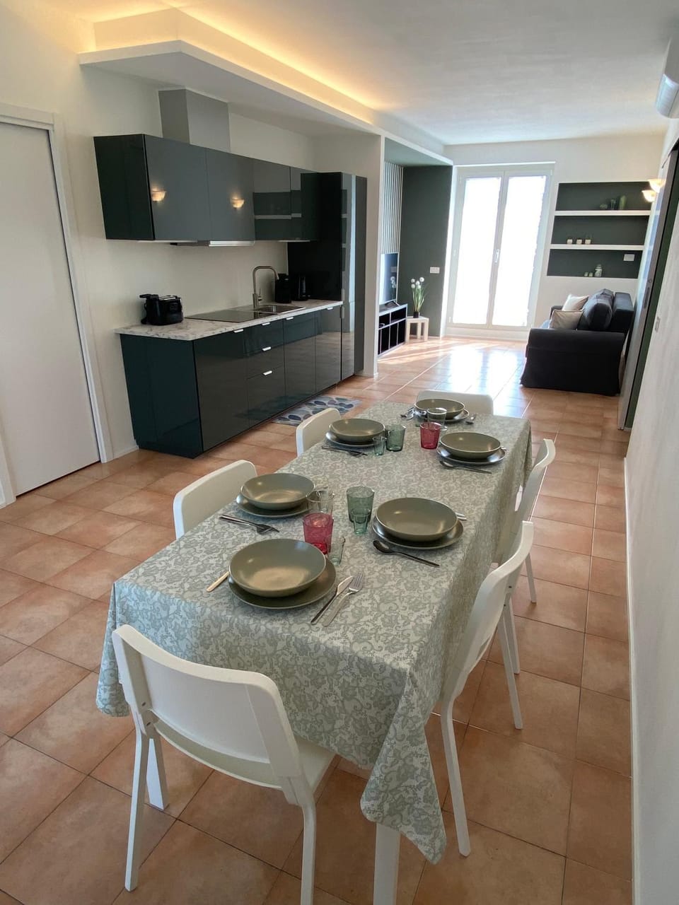 Coffee/tea facilities, Kitchen or kitchenette, Living room, Seating area, Dining area, microwave, toaster, air conditioner