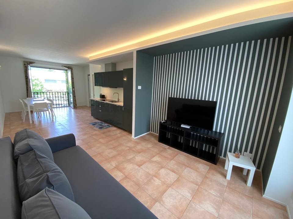 TV and multimedia, Living room, Seating area, Evening entertainment, air conditioner